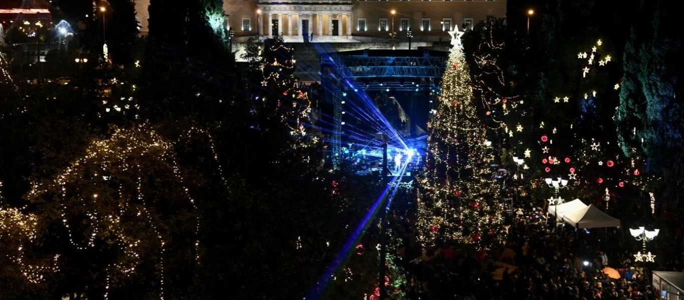 Ούτε 24ωρο δεν έκλεισε: Έγειρε το χριστουγεννιάτικο δέντρο στο Σύνταγμα